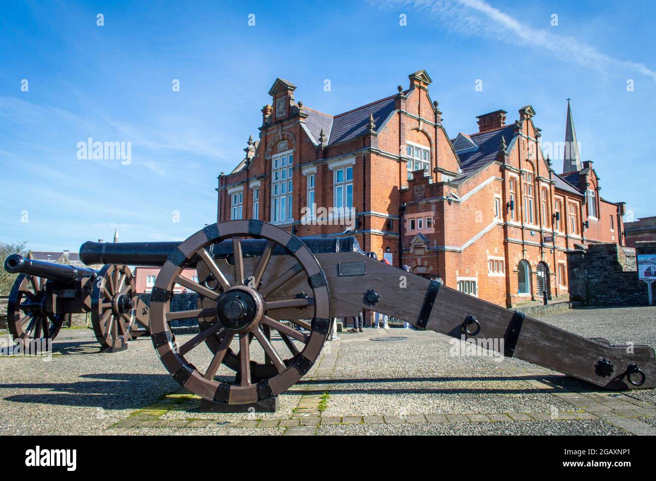 Derry / Londonderry, Regno Unito, marzo 2017. I cannoni restaurati sono stati collocati sulle mura della città di Derry in una giornata di sole. Foto Stock