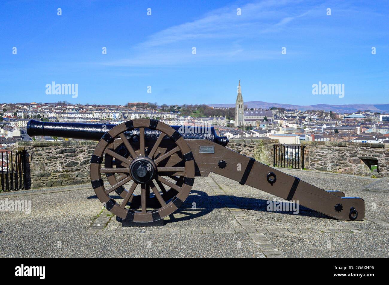 Derry / Londonderry, Regno Unito, marzo 2017. Visita il cannone restaurato posto sulle mura della città di Derry in una giornata di sole. Foto Stock