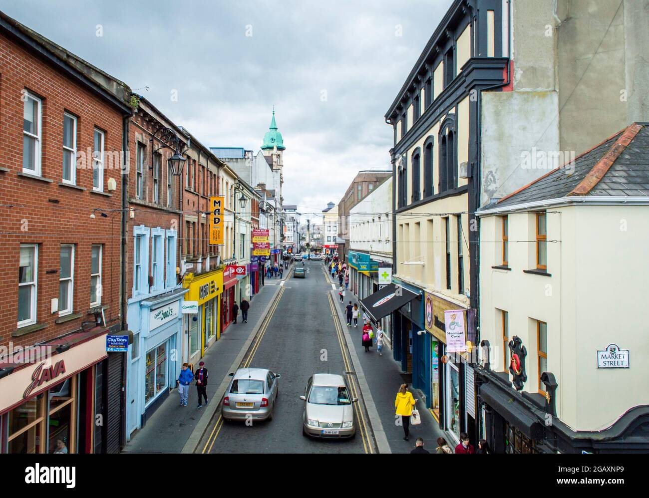Londonderry, Regno Unito, marzo 2017. La vista dall'alto di Derry City Market Street in una giornata nuvolosa. Foto Stock