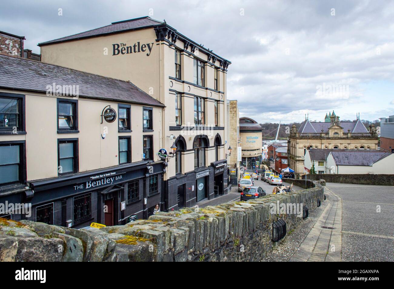 Derry / Londonderry, Regno Unito, marzo 2017. Derry City Market Street vista dalle mura della città in una giornata nuvolosa. Foto Stock