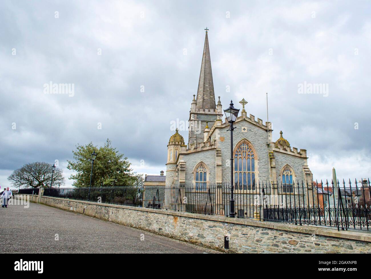 Derry / Londonderry, Regno Unito, marzo 2017. La Cattedrale di San Colombiano vista dalle Mura di Derry in una giornata nuvolosa. Foto Stock