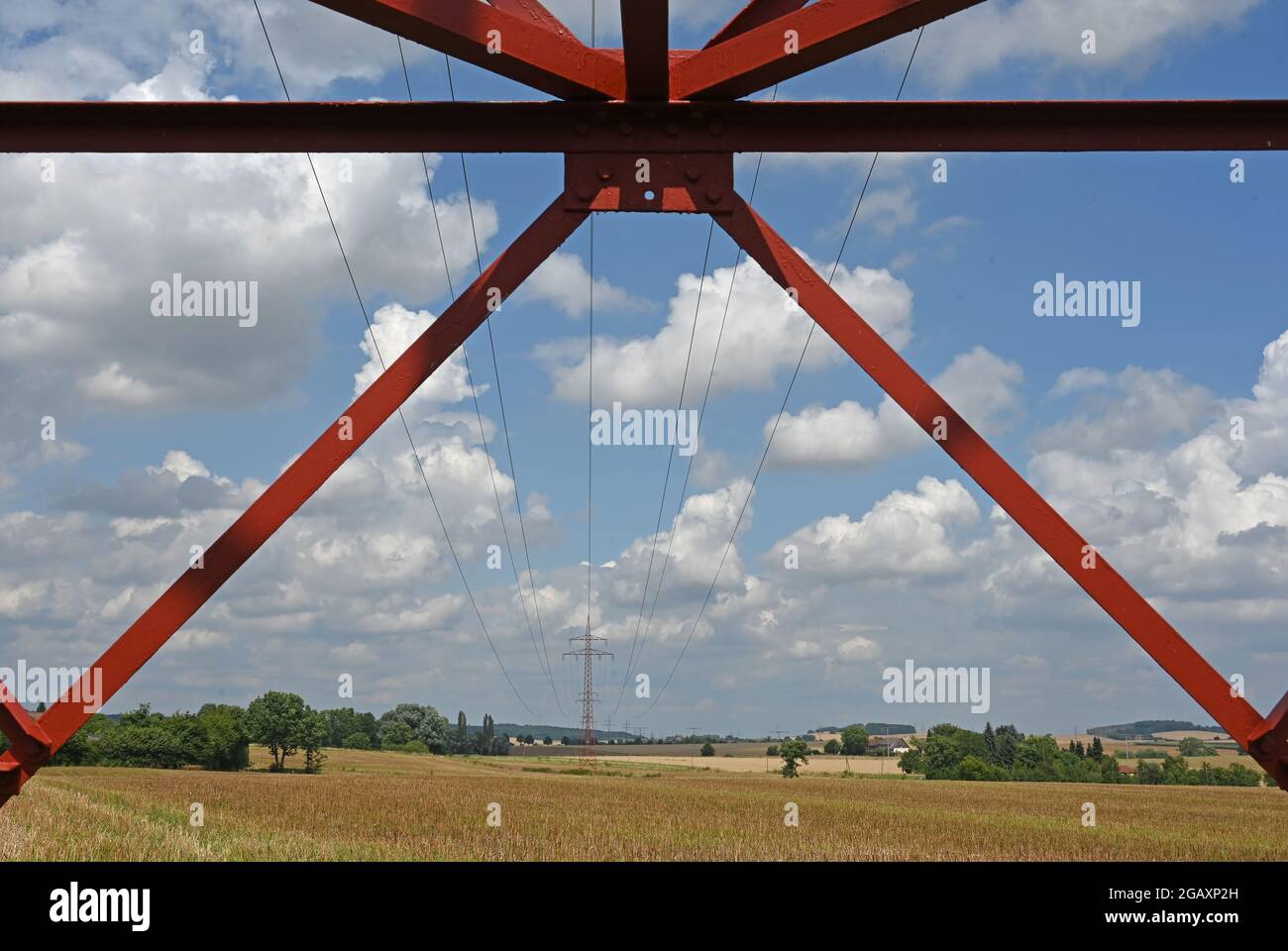 Paesaggio estivo della bassa Sassonia visto attraverso i bastoni di un pilone Foto Stock