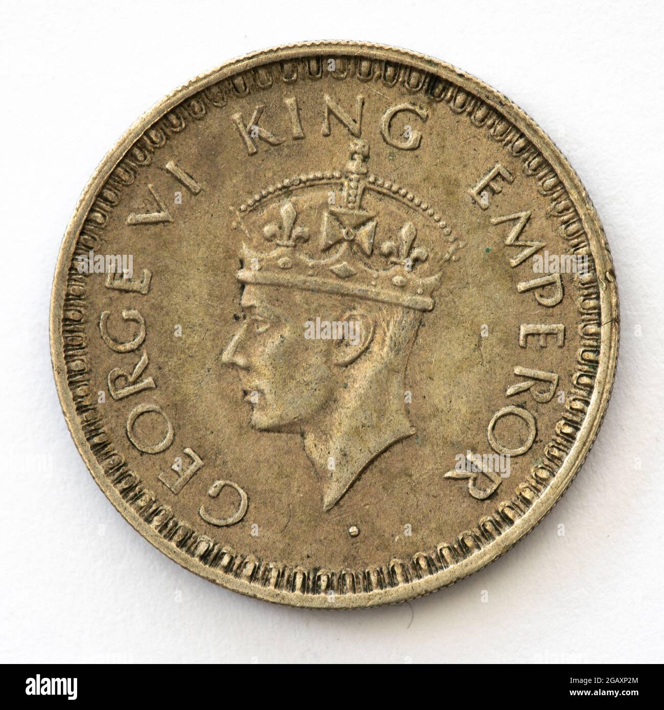 Moneta indiana pre-indipendenza una rupia con George 6th (1945) incisa da Percy Metcalfe. Coniò alla menta di Lahore. Foto Stock