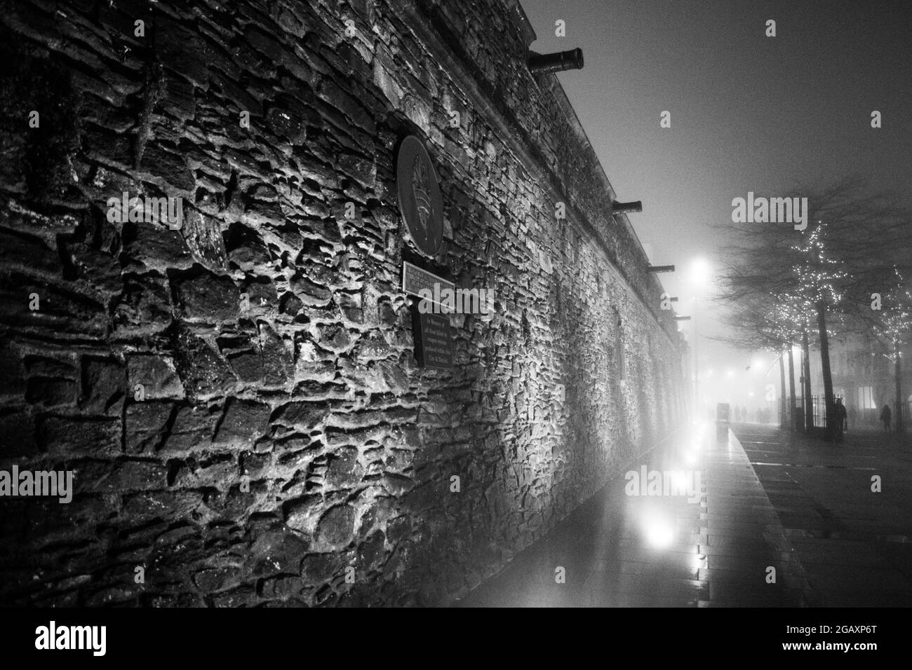 Londonderry, Irlanda del Nord, Regno Unito, Nov, 2016. Derry City Wall illuminato con luci in una serata di nebbia. Foto Stock