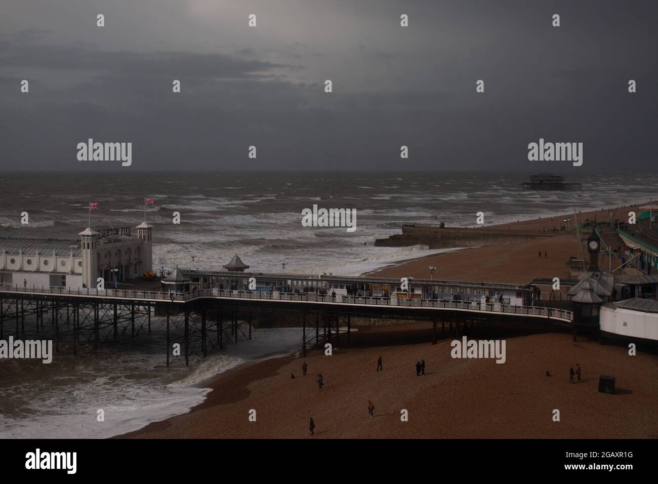 Lungomare di Brighton e Brighton Palace Pier nella tempesta, Brighton, Inghilterra Foto Stock