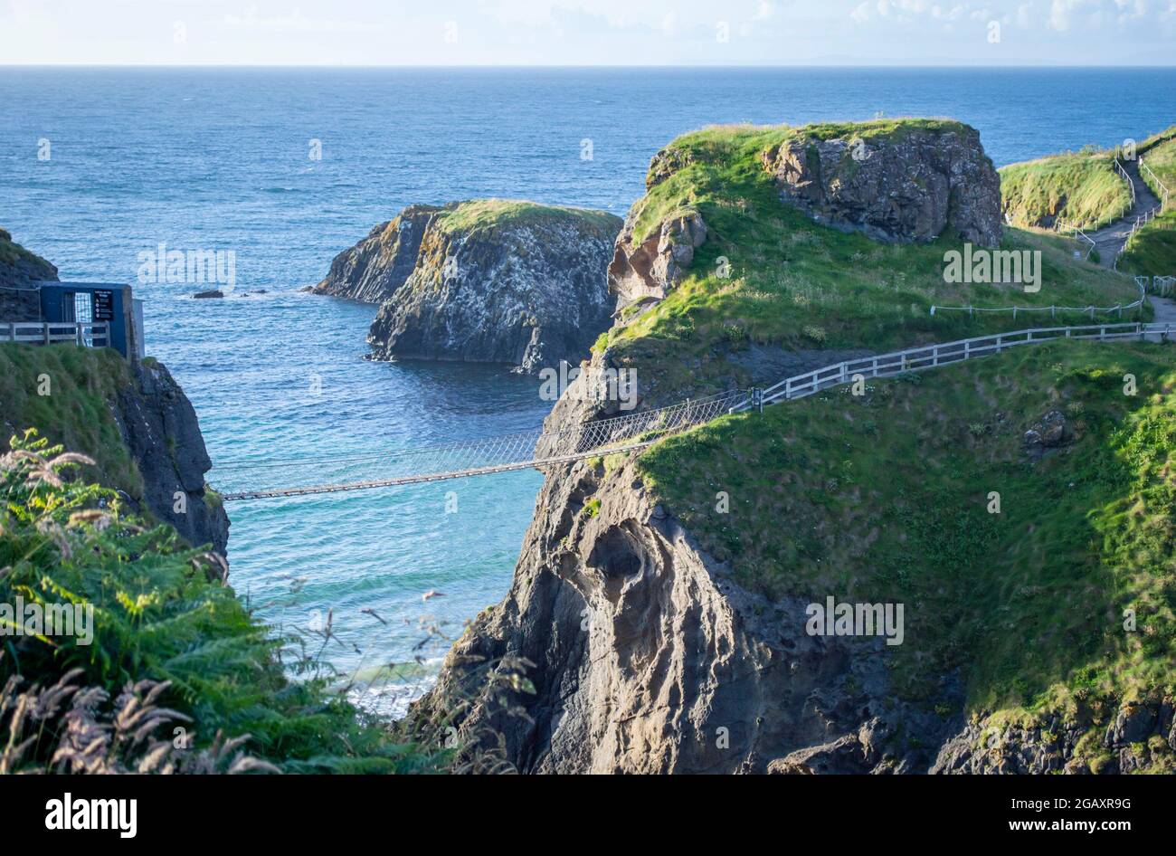 Famoso ponte di corda Carrick-a-Rede nell'Irlanda del Nord. Foto Stock