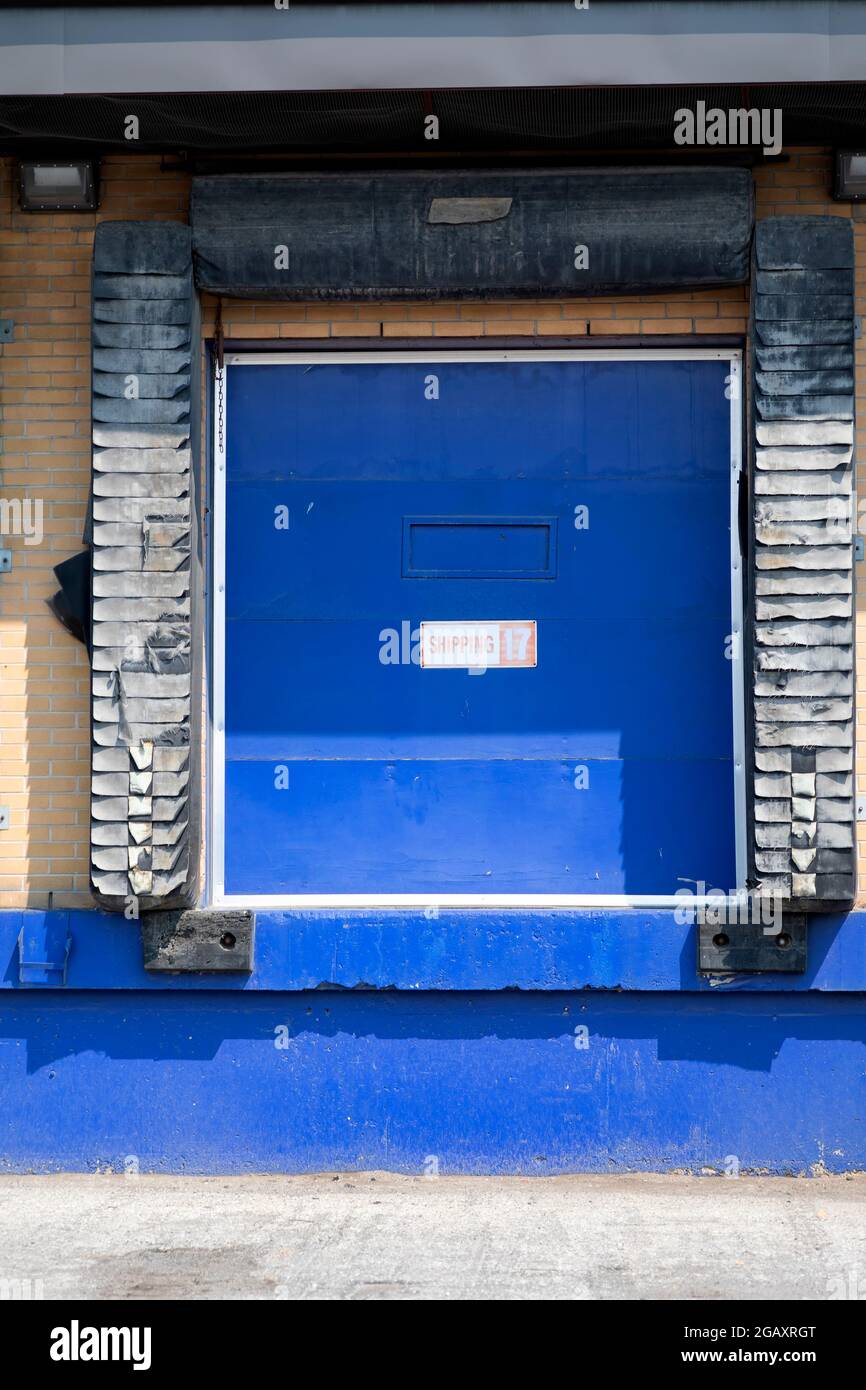 Banchina di carico con porta chiusa in un magazzino industriale. Foto Stock