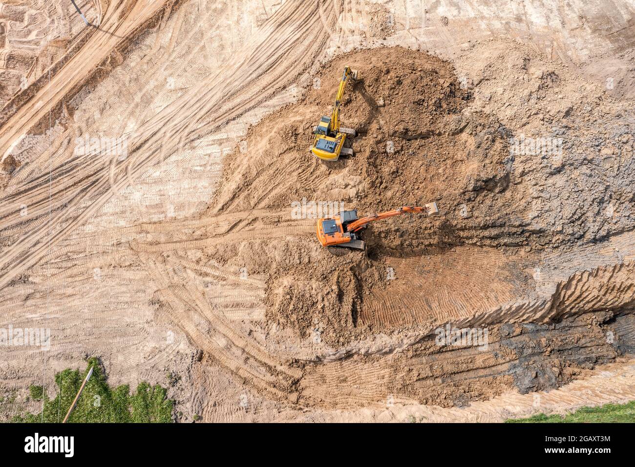 due escavatori che lavorano in cantiere su lavori di terra. macchine per l'edilizia pesante. vista aerea. Foto Stock