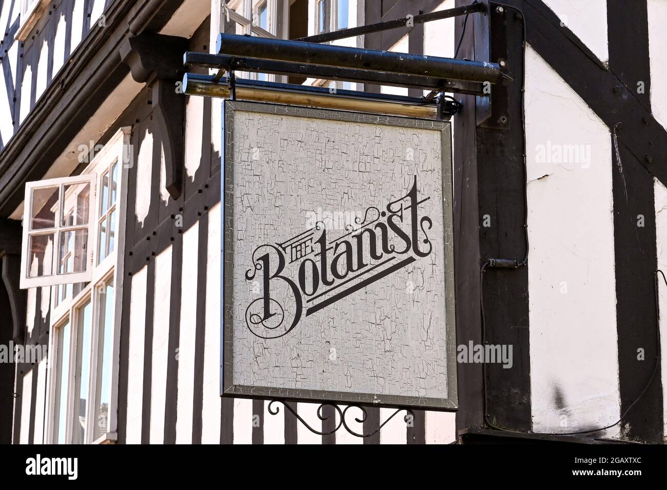 Chester, Cheshire, Inghilterra - Luglio 2021: Cartello sopra l'entrata del bar botanico e del ristorante nel centro della città Foto Stock