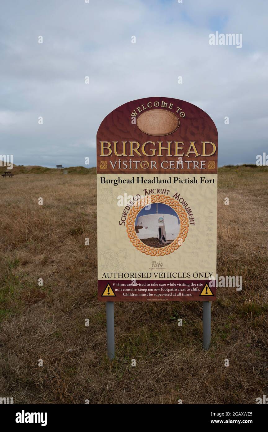 Cartello per il centro visitatori di Burghead Pitti Fort. Isolato con sfondo di erba, cielo blu e nuvola. Situato sulla costa di Moray Firth, Scozia, Regno Unito. Foto Stock