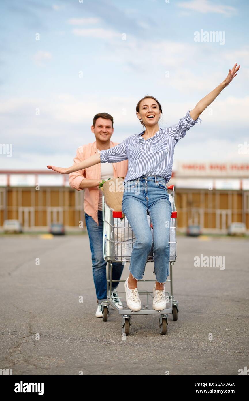 Le coppie in famiglia si trovano nel parcheggio del supermercato Foto Stock