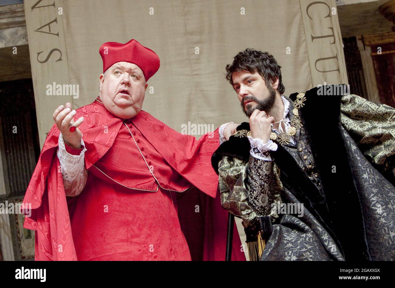 l-r: Ian McNeice (Cardinale Wolsey), Dominic Rowan (Re Enrico VIII) in ENRICO VIII di Shakespeare al Globe di Shakespeare, Londra SE1 24/05/2010 design: Angela Davies regista: Mark Rosenblatt Foto Stock