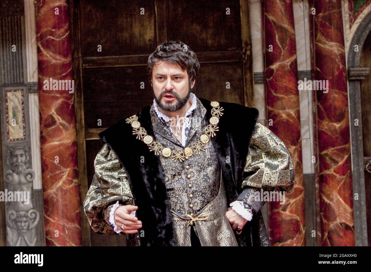 Dominic Rowan (Re Enrico VIII) in ENRICO VIII di Shakespeare al Globe di Shakespeare, Londra SE1 24/05/2010 design: Angela Davies regista: Mark Rosenblatt Foto Stock