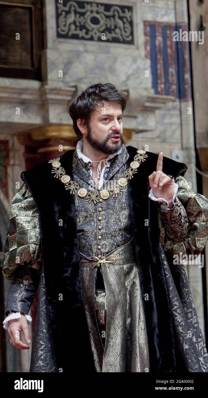 Dominic Rowan (Re Enrico VIII) in ENRICO VIII di Shakespeare al Globe di Shakespeare, Londra SE1 24/05/2010 design: Angela Davies regista: Mark Rosenblatt Foto Stock