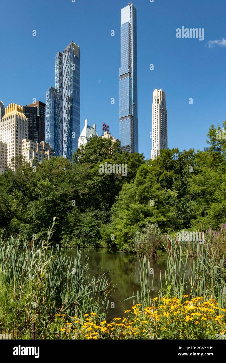 Midtown Skyline con i Supertall Condos visti da Central Park, New York, Stati Uniti Foto Stock