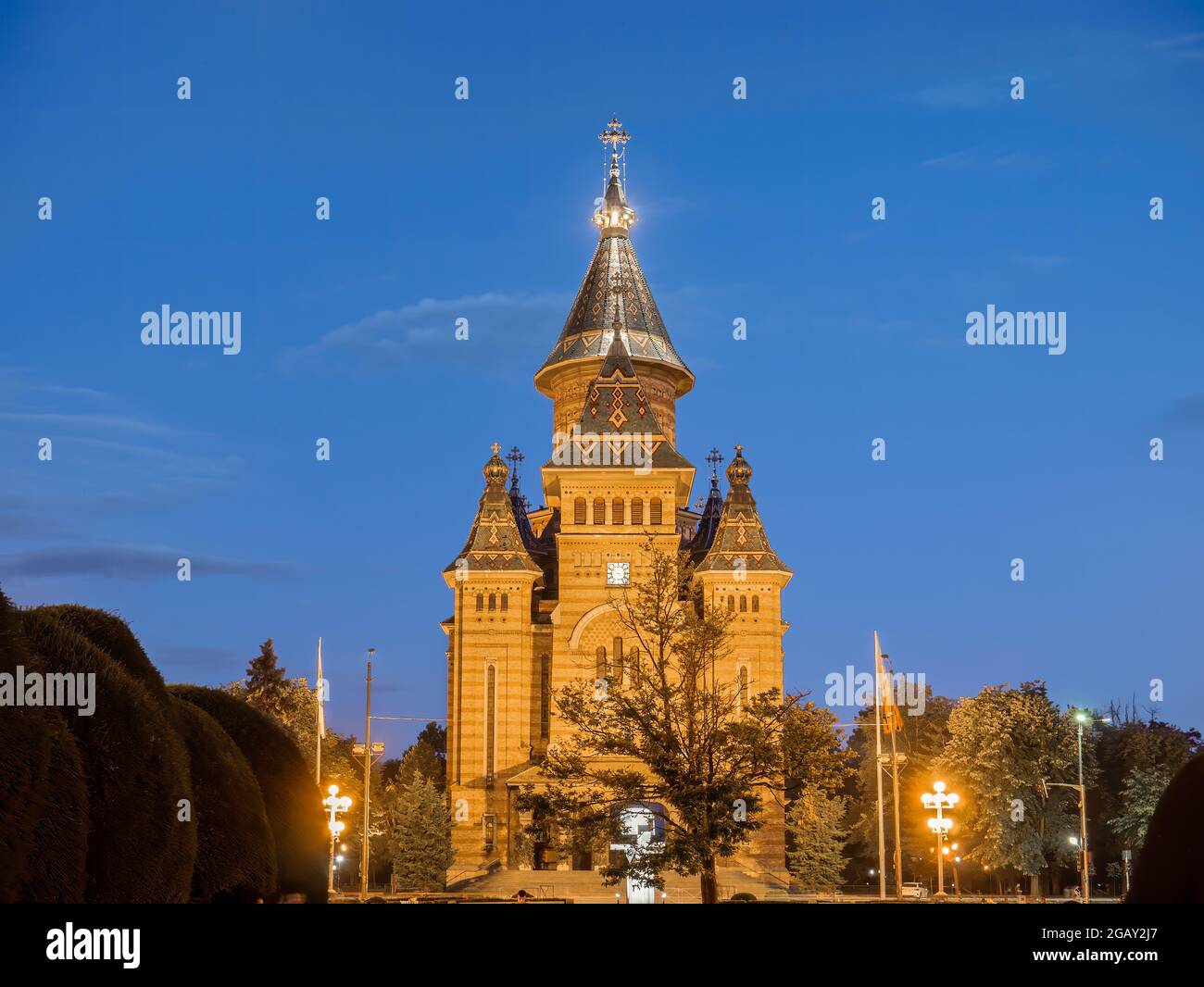 Timisoara, Romania - 06.19.2021:Vista con Cattedrale Metropolitana Ortodossa (catedrala Mitropolitană Ortodoxă) , a Timisoara. Fotografia notturna Foto Stock
