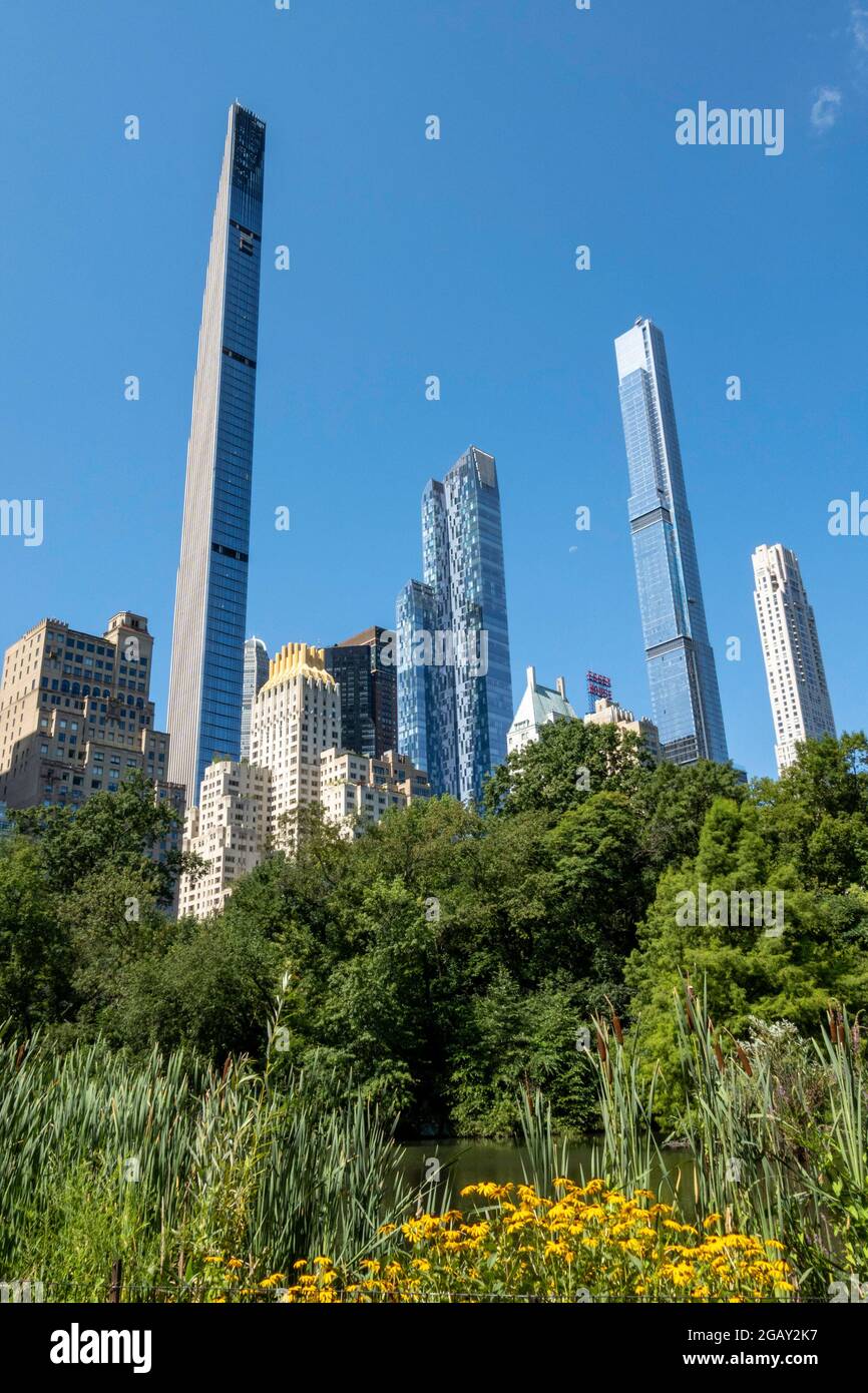 Midtown Skyline con i Supertall Condos visti da Central Park, New York, Stati Uniti Foto Stock