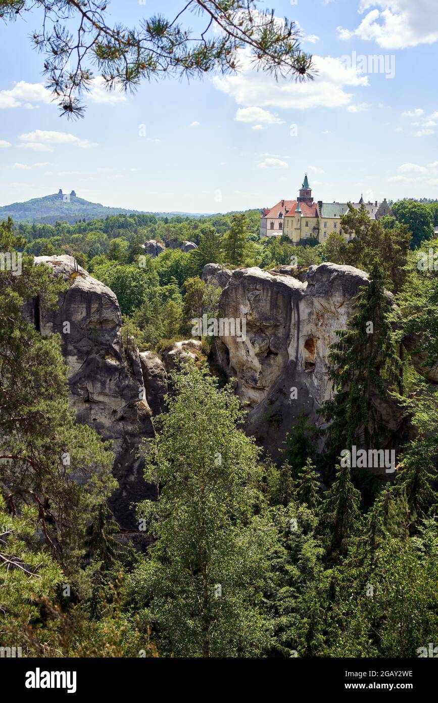 HRUBA SKALA, REPUBBLICA CECA - 6 GIUGNO 2021: Vista delle rocce di Hruba Skala e del castello nella zona protetta paesaggio del Paradiso Boemo Foto Stock