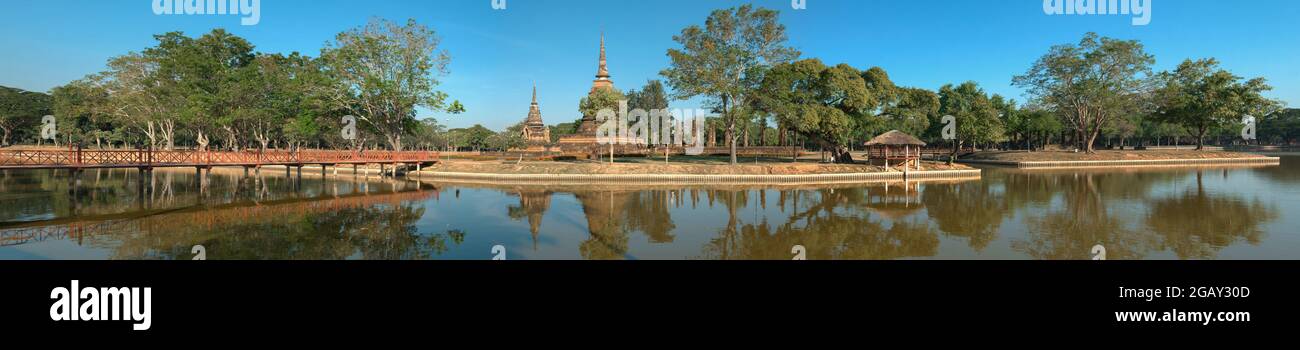 Panorama del Parco storico di Sukhothai in una giornata di sole. Thailandia Foto Stock