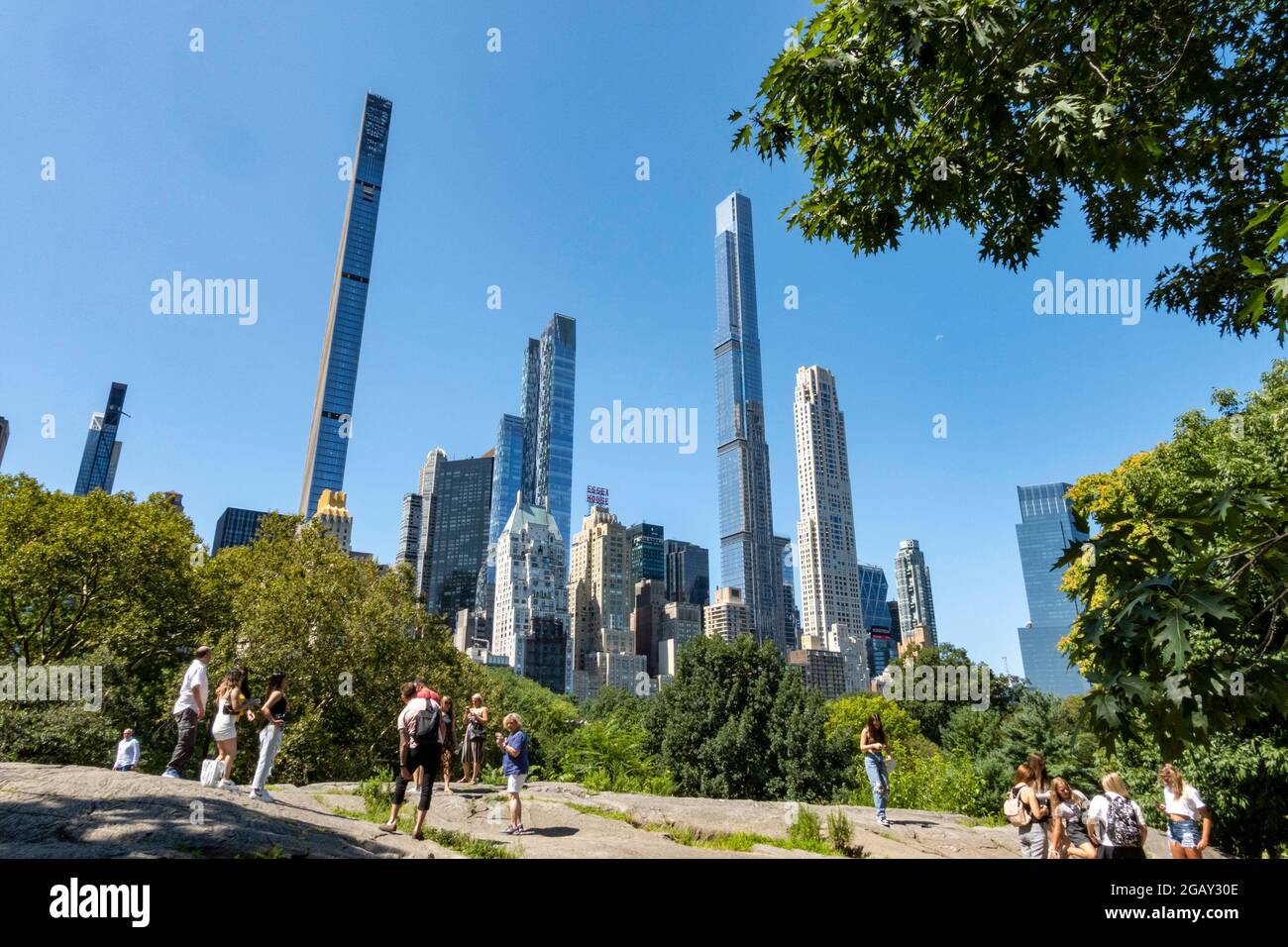 Midtown Skyline con i Supertall Condos visti da Central Park, New York, Stati Uniti Foto Stock