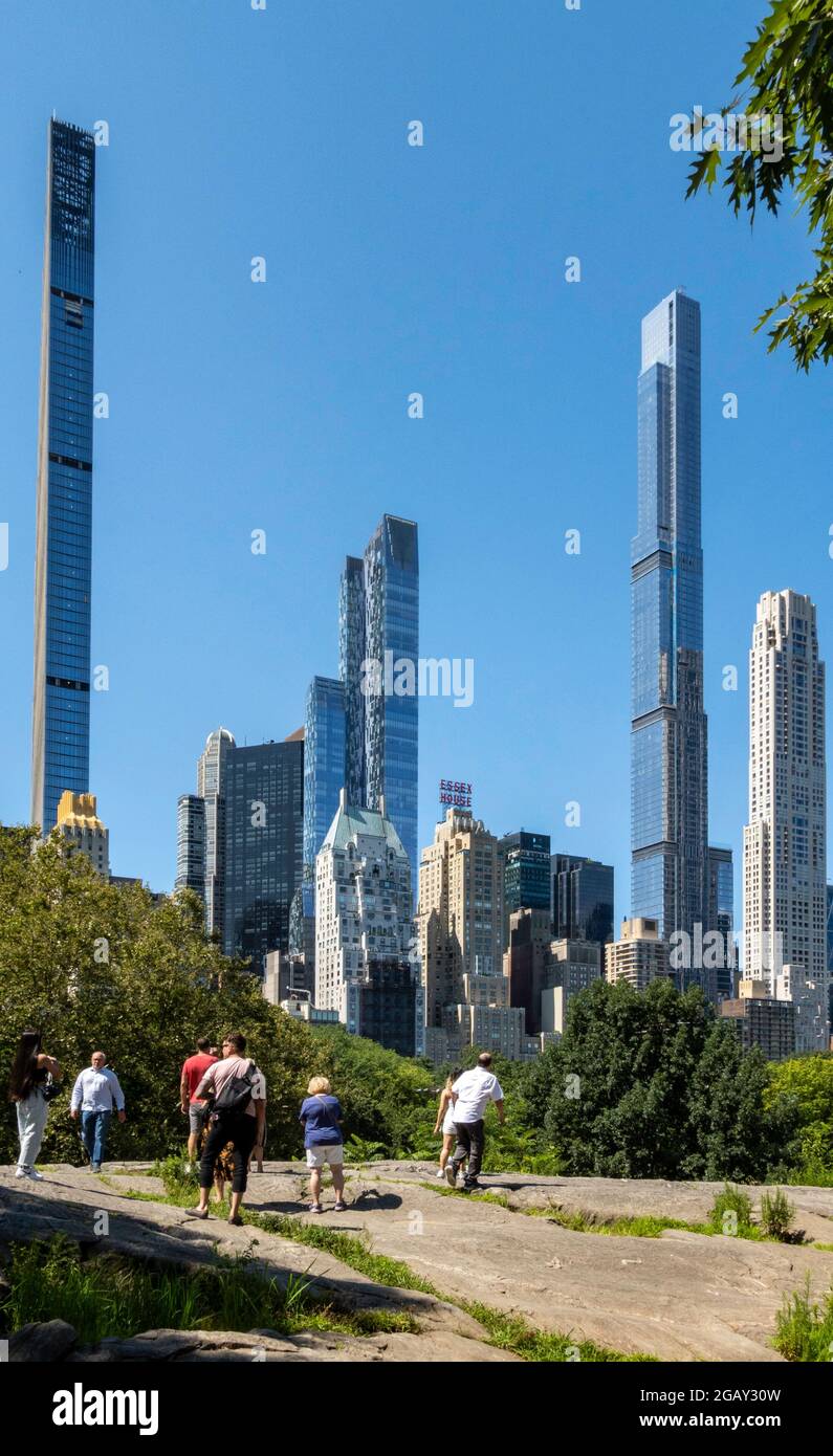 Midtown Skyline con i Supertall Condos visti da Central Park, New York, Stati Uniti Foto Stock