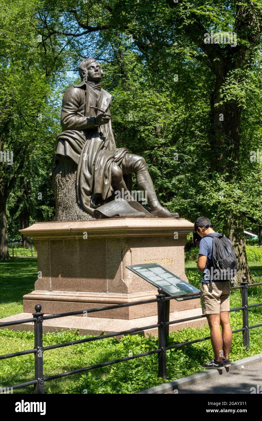 Robert Burns Sculpture si trova all'estremità sud della passeggiata letteraria in Central Park, New York City, Stati Uniti Foto Stock
