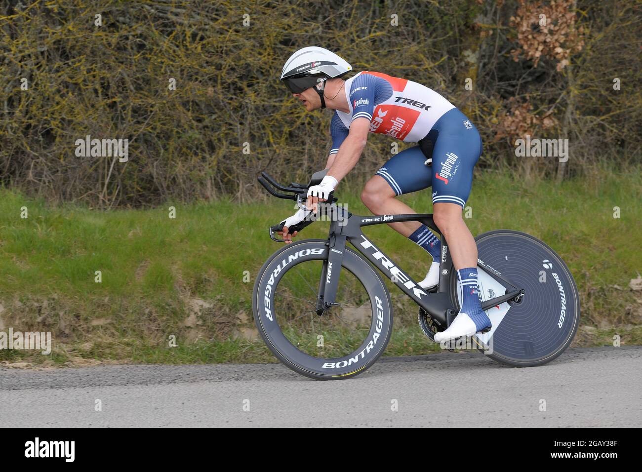 Jasper Stuyven (team Trek Segafredo) in azione durante la 3° tappa della  corsa ciclistica Parigi-Nizza. La 3° tappa è una prova individuale di 14,4  chilometri nella città di Gien (Borgogna). Il vincitore