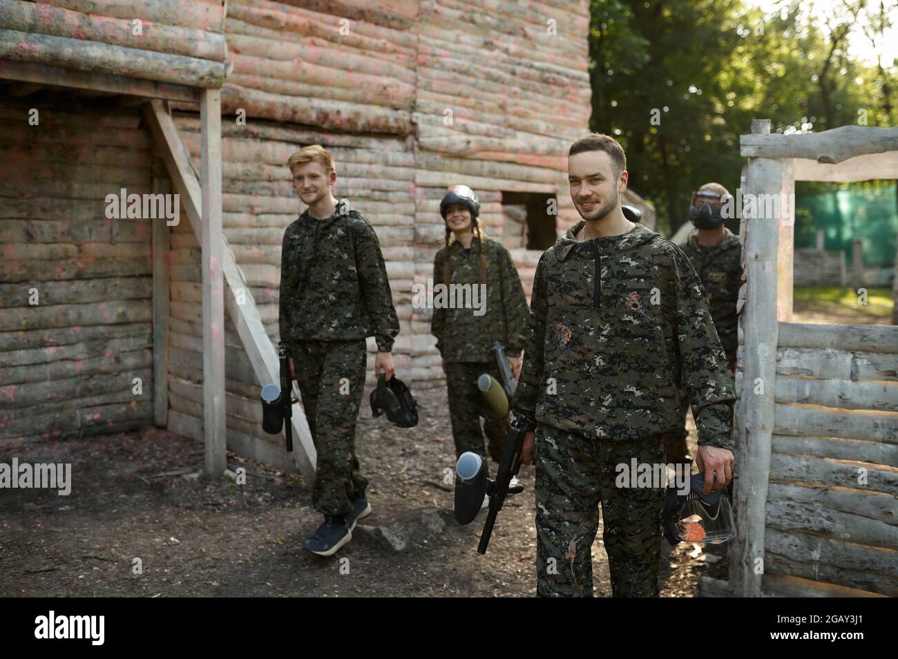 Squadra di paintball, gioco militare, tattiche di combattimento Foto Stock