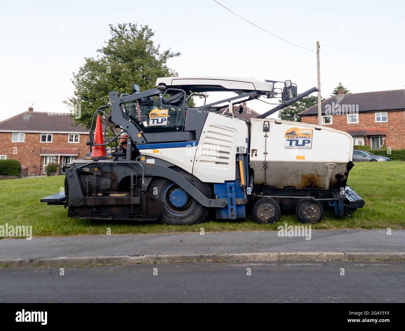 Asfaltatrice di piccole dimensioni per la riparazione su strada e la superficie parcheggiata su un'abitazione Foto Stock