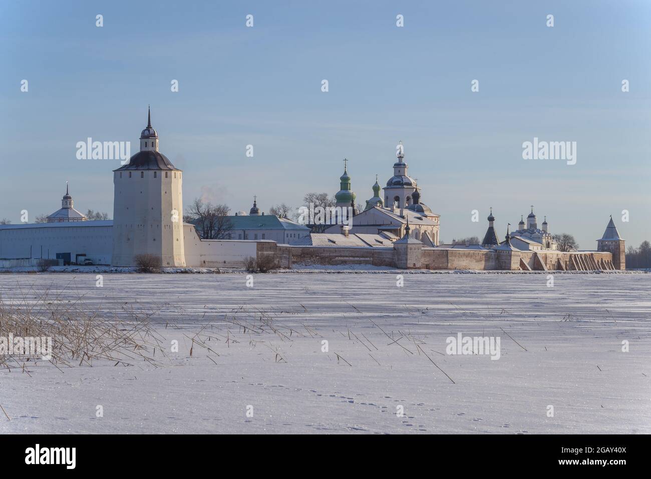 Vista dell'antico monastero di Kirillo-Belozersky nel pomeriggio di dicembre. Kirillov, regione di Vologda. Russia Foto Stock