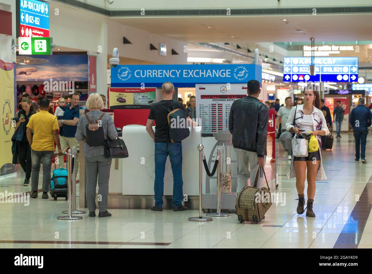 DUBAI, Emirati Arabi Uniti - 24 FEBBRAIO 2020: Ufficio cambio valuta all'aeroporto internazionale di Dubai Foto Stock