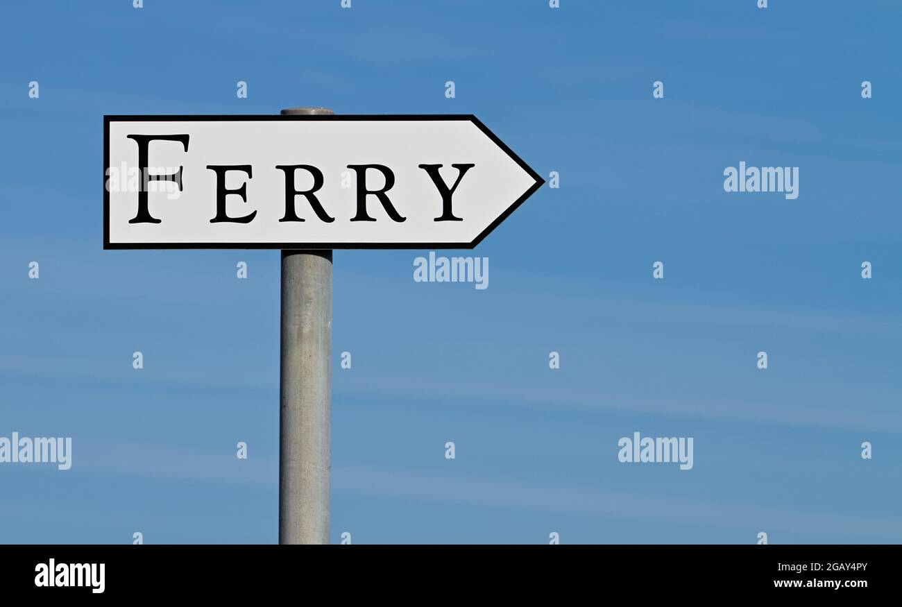 Cartello dei traghetti bianco e nero contro un Blue Sky Keyhaven UK con CopySpace Foto Stock