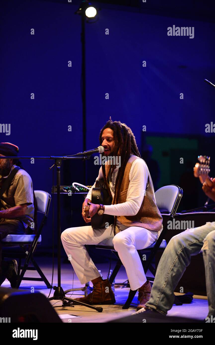 Hollywood, Florida, Stati Uniti. 31 luglio 2021. Julian Marley si esibisce presso l'Hollywood ArtsPark Amphitheatre Young Circle come parte di una serie di concerti sponsorizzata dalla Florida Hollywood Community Redviluppo Agency e Rhythm Foundationon il 31 luglio 2021 a Hollywood, Florida. Credit: Mpi10/Media Punch/Alamy Live News Foto Stock