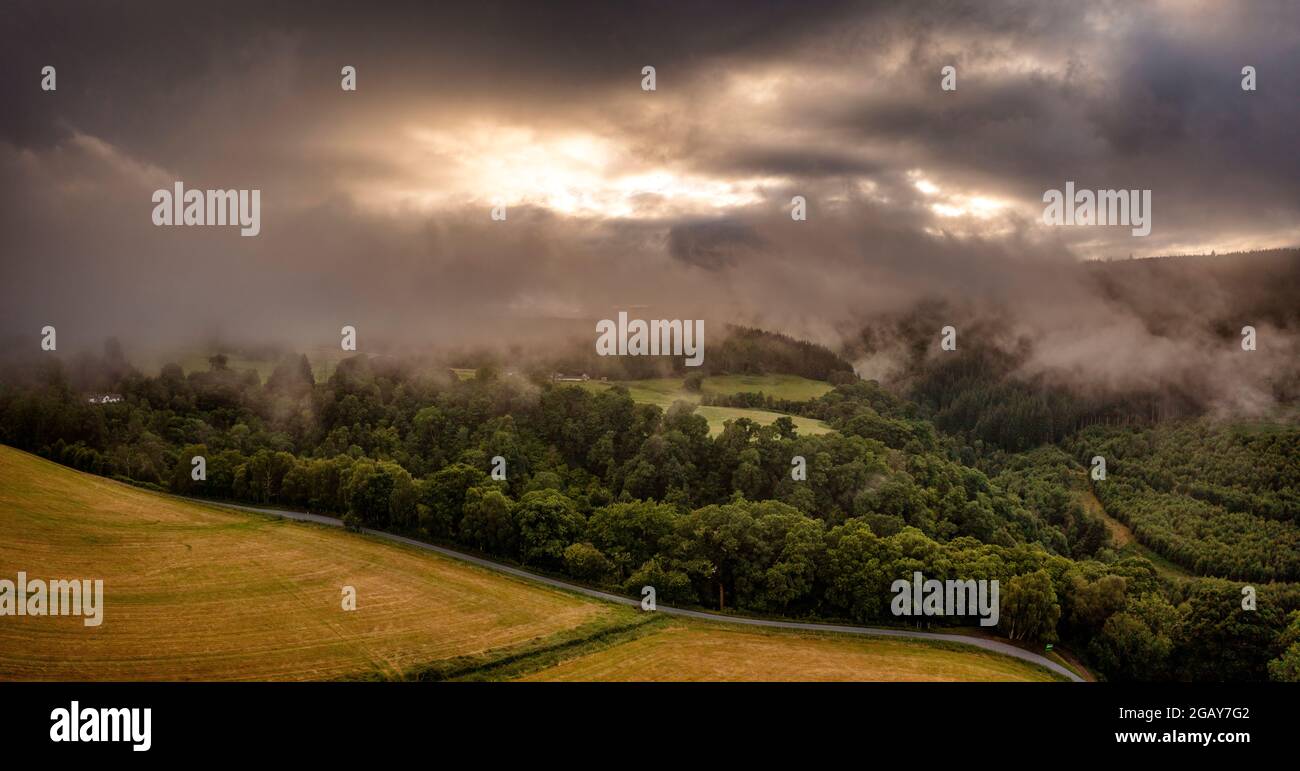 Una delle cose che mi affascina costantemente di Glen Coiltie è il cielo: Abbiamo una bassa nube, nebbie che si innalzano fuori delle foreste, fiumi e ustioni e. Foto Stock