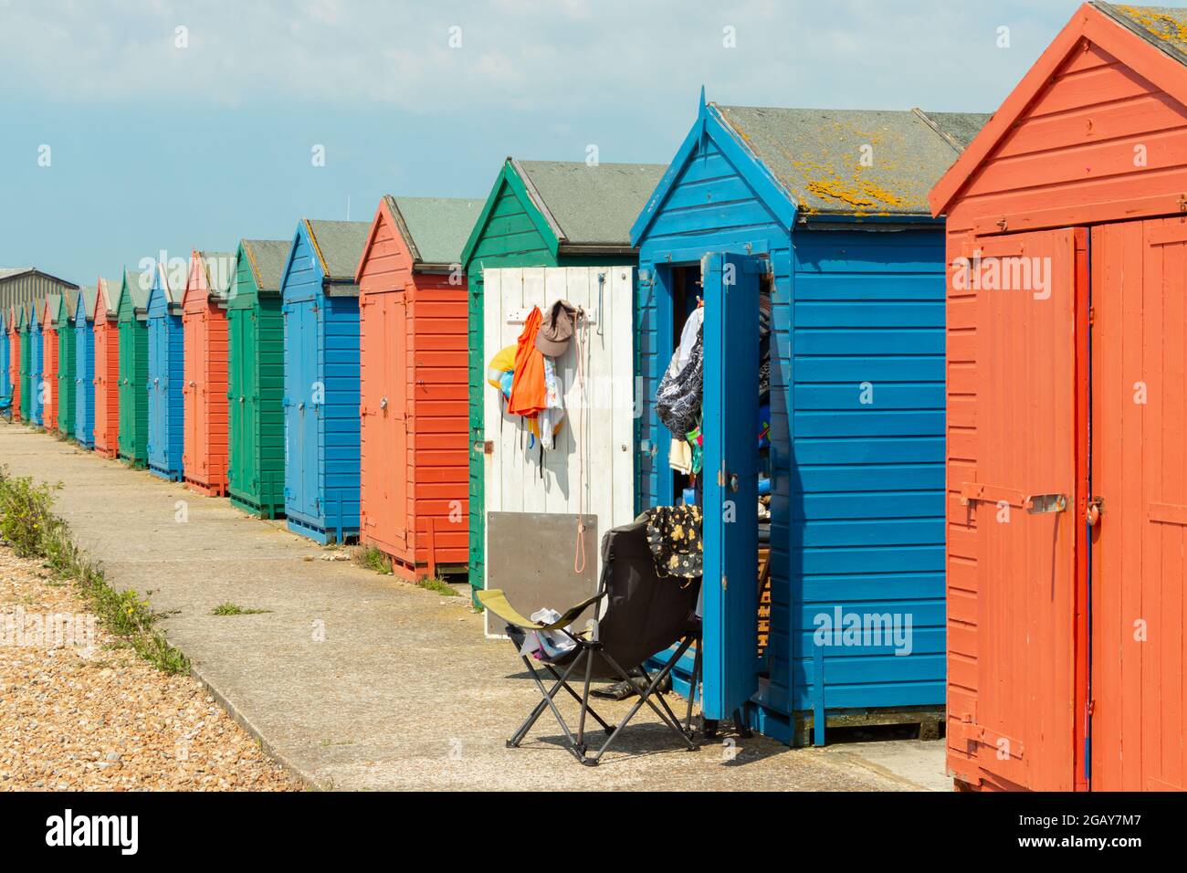 Vista prospettica delle colorate capanne in legno sulla spiaggia di St Leonards on Sea, East Sussex Foto Stock