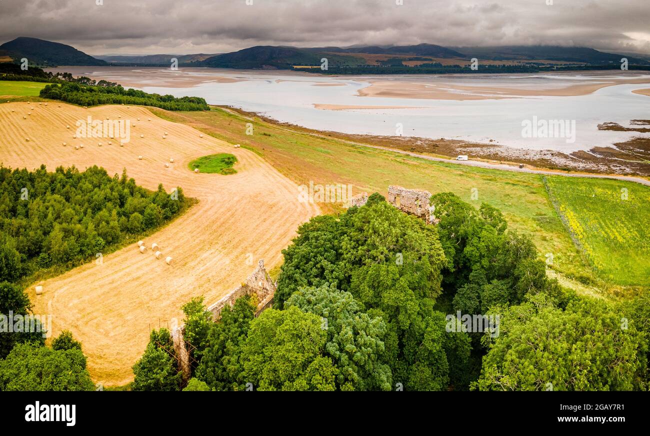 Le rovine del Castello di Skelbo che domina la flotta di Loch e sulle colline di Sutherland. Foto Stock