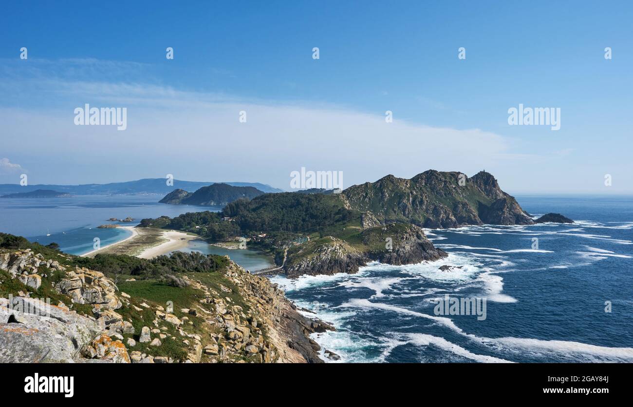 Panorama delle Isole Cies dal Monte das Figueiras a Monteagudo, Isole Cies, Isole atlantiche del Parco Nazionale della Galizia, Pontevedra, Spagna Foto Stock