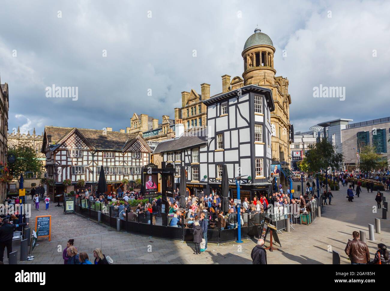 L'Old Wellington Inn a graticcio e il Sinclair's Oyster Bar in Shambles Square, nel centro di Manchester, nel nord-ovest dell'Inghilterra, affollato da ristoranti all'aperto Foto Stock