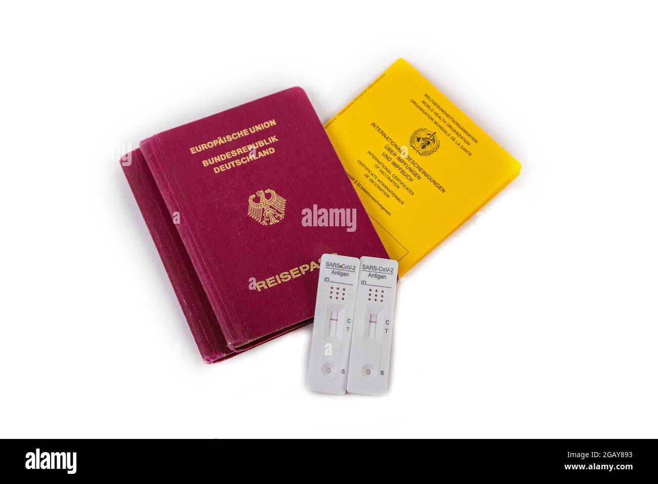Huerth, NRW, Germania, 08 01 2021, passaporto tedesco e libro di vaccini, due test corona come simbolo per viaggiare solo vaccinato o testato Foto Stock