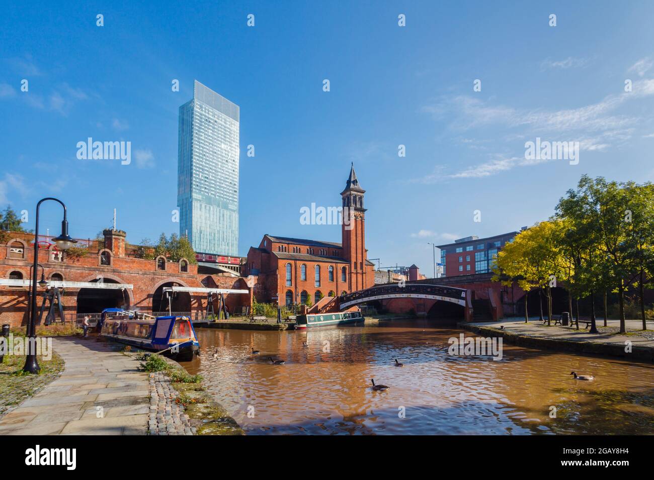 Edificio classificato di grado II, Castlefield Congregational Chapel, Castlefield Basin, di fronte alla Beetham (Hilton) Tower, Deansgate, Manchester (ora uffici) Foto Stock