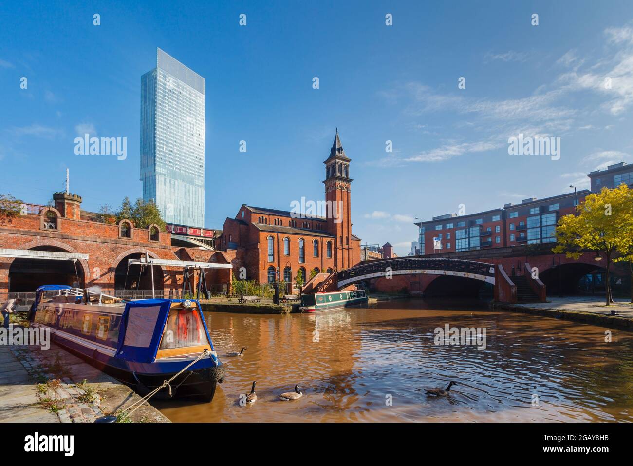 Edificio classificato di grado II, Castlefield Congregational Chapel, Castlefield Basin, di fronte alla Beetham (Hilton) Tower, Deansgate, Manchester (ora ofices) Foto Stock