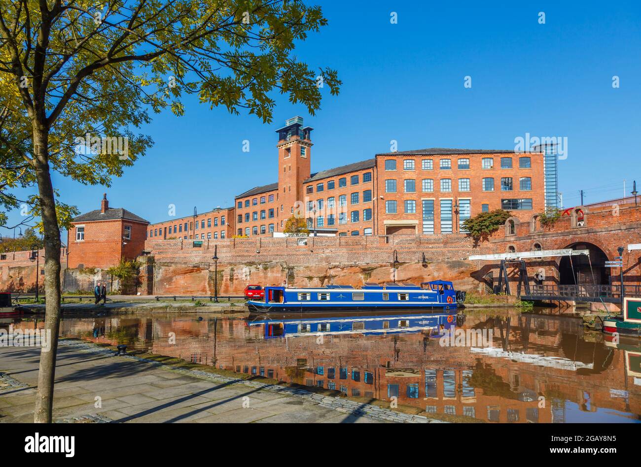 Negozio alimentare e Castlefield Basin, Bridgewater Canal, Castlefield Urban Heritage Park, Manchester, Inghilterra nord-occidentale, Regno Unito Foto Stock