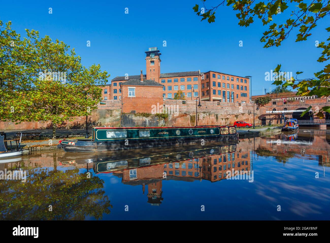 Negozio alimentare e Castlefield Basin, Bridgewater Canal, Castlefield Urban Heritage Park, Manchester, Inghilterra nord-occidentale, Regno Unito Foto Stock