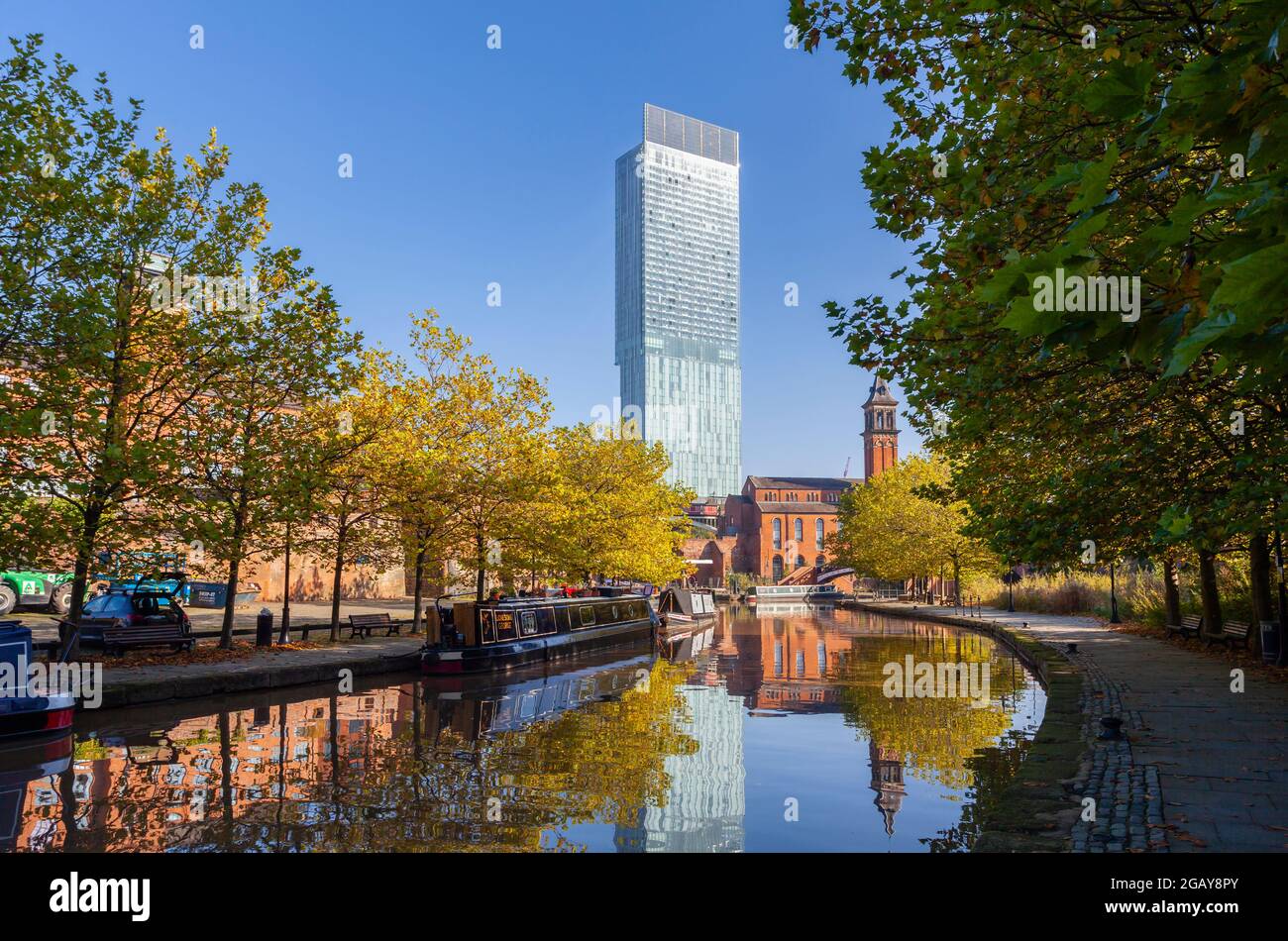 Moderno grattacielo misto Beetham Tower (Hilton Tower) a Deansgate, Manchester visto dal canale di Bridgewater alzaia nella zona di Castlefield Basin Foto Stock