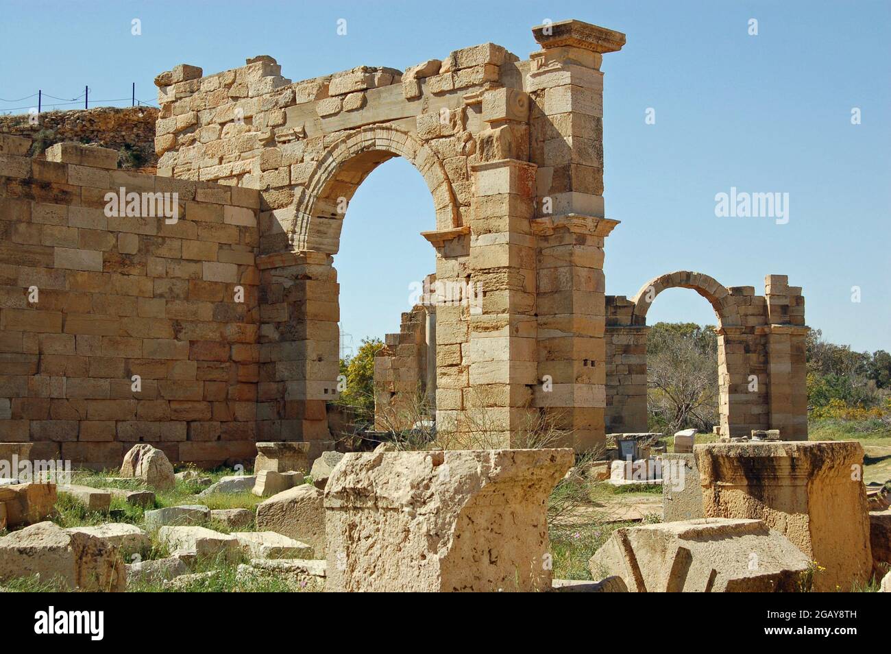 Archi in pietra, di migliaia di anni, costruiti presso l'antica città romana di Leptis Magna, nel nord della Libia. Foto Stock