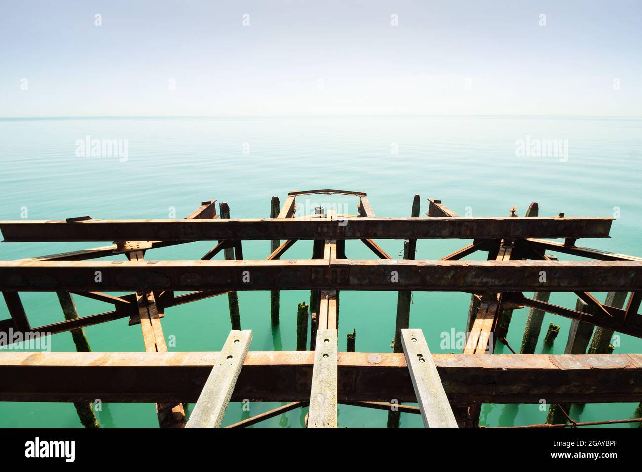 Travi e travi alla fine del molo di Hastings, Sussex orientale Foto Stock