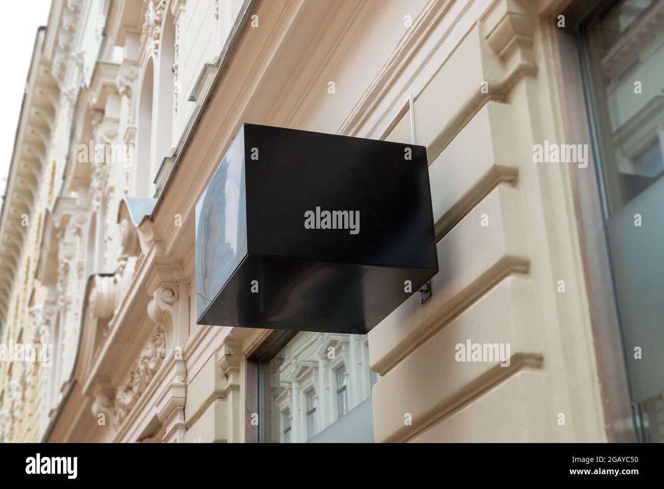 Cartello nero vuoto a forma di cubo sulla facciata dell'edificio per il mockup del logo Foto Stock