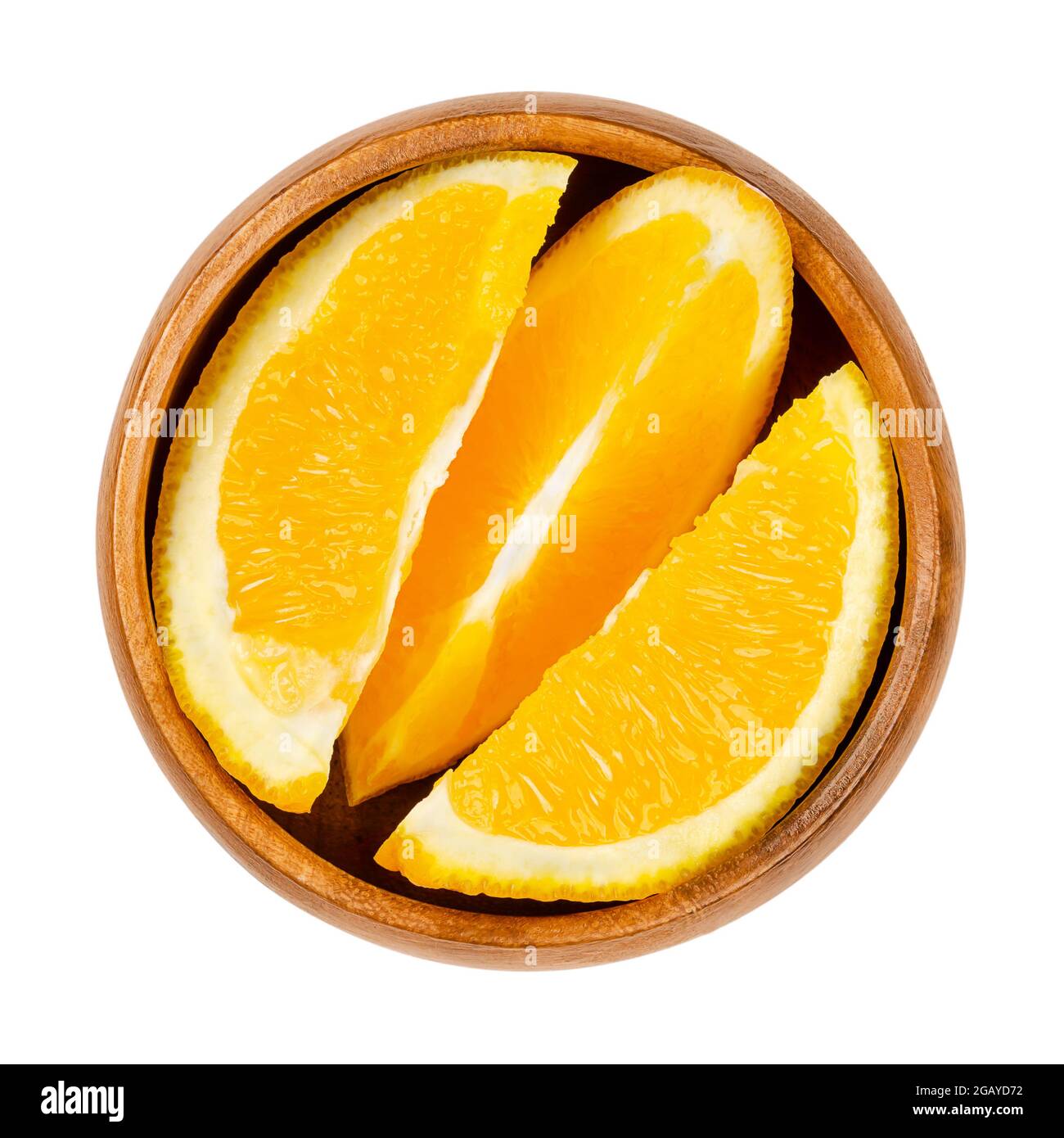 Fette di arancio, in una ciotola di legno. Arance fresche tagliate, frutta matura e dolce tagliata a fette con polpa di frutta gialla e succosa. Tre cunei. Foto Stock