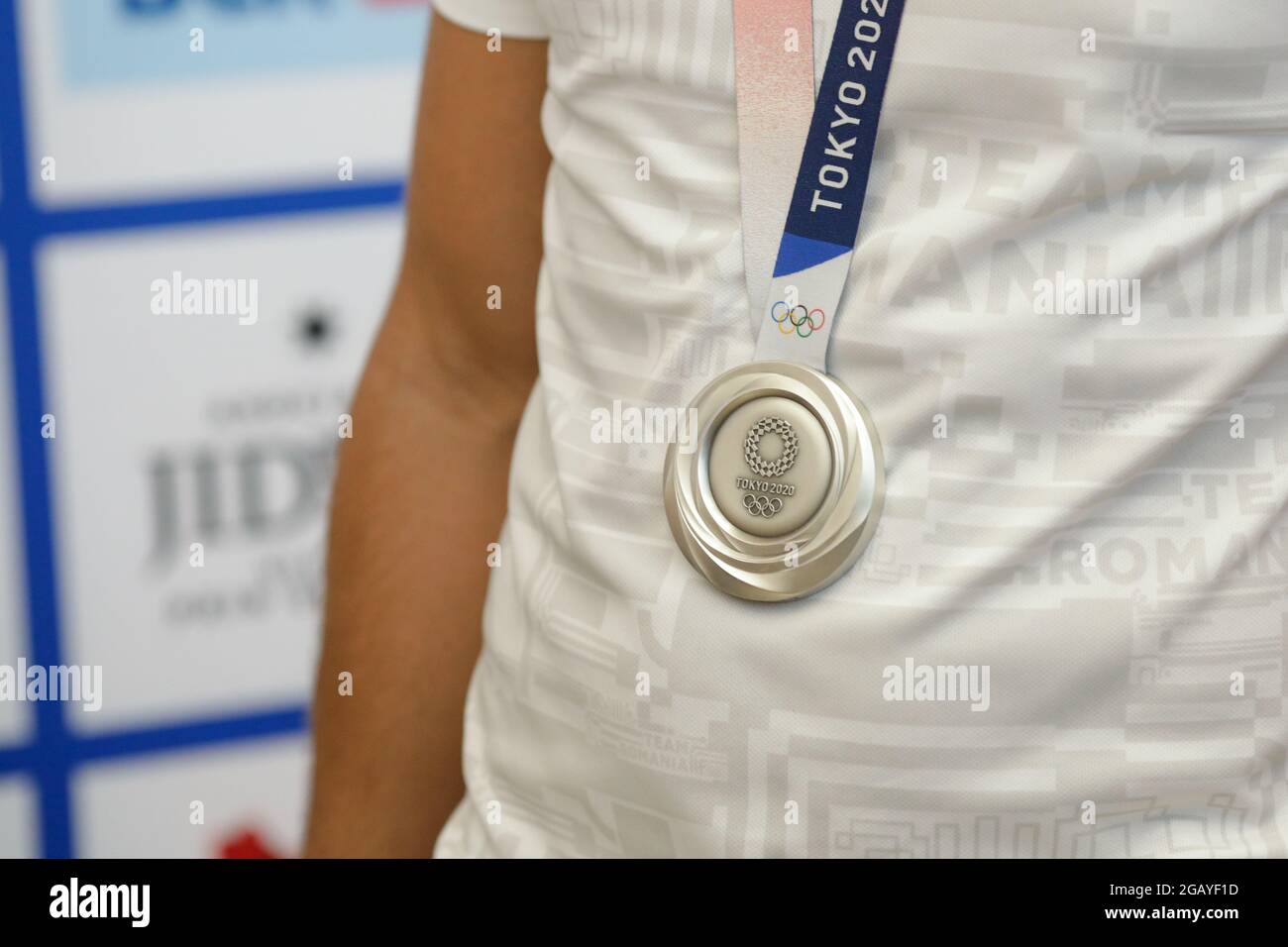 Otopeni, Romania - 1 agosto 2021: Dettagli con una medaglia d'argento ai Giochi Olimpici di Tokyo 2020 vinta da un atleta rumeno. Foto Stock