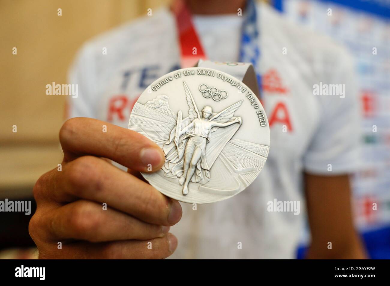 Otopeni, Romania - 1 agosto 2021: Dettagli con una medaglia d'argento ai Giochi Olimpici di Tokyo 2020 vinta da un atleta rumeno. Foto Stock